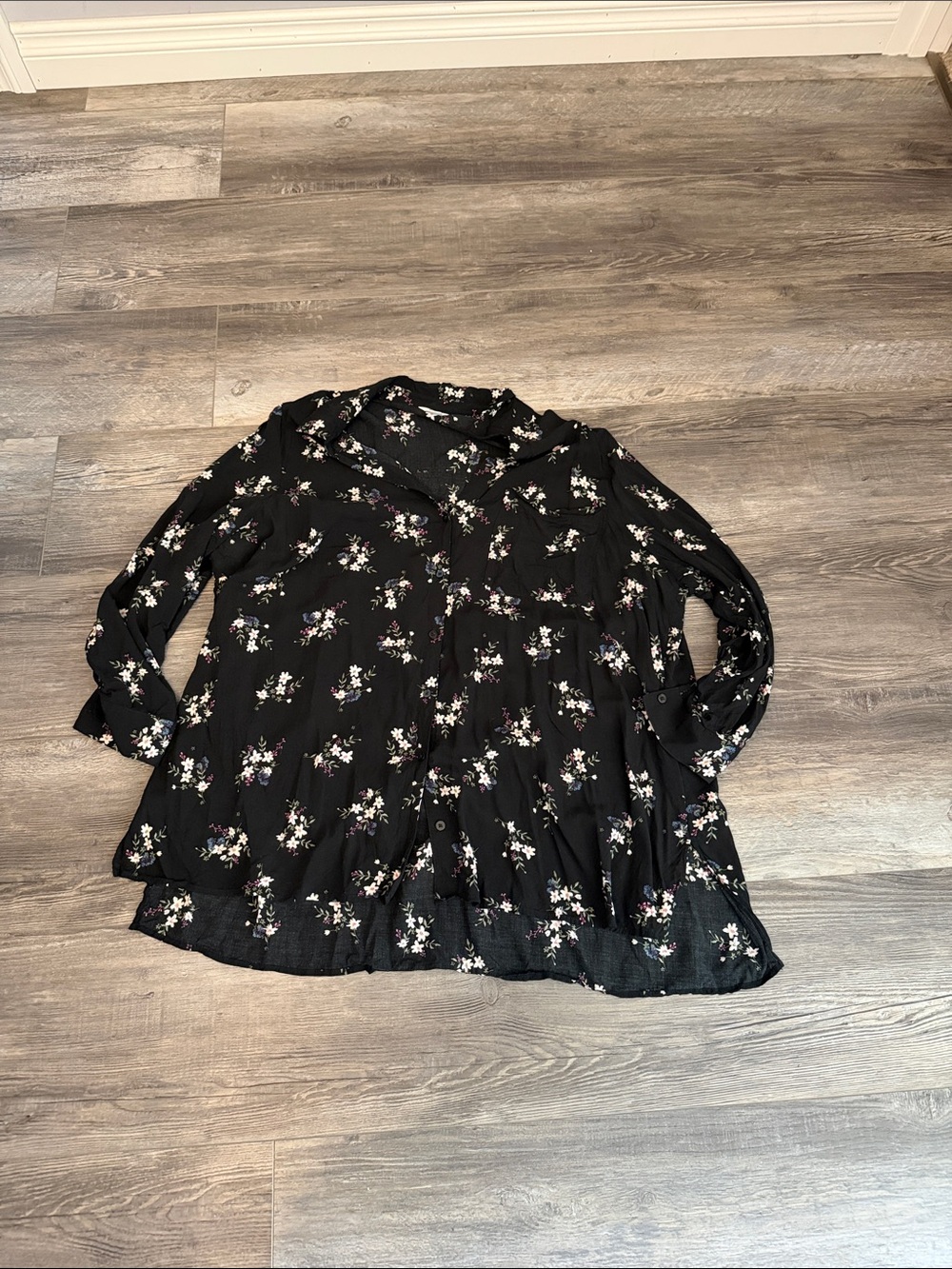 Penn Black Floral V-Neck Long-Sleeve Women's‎ Top